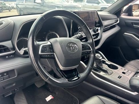 Used 2024 Toyota Highlander XSE FWD image 10