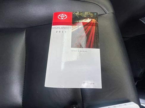 Used 2019 Toyota Highlander XLE AWD/4WD image 27
