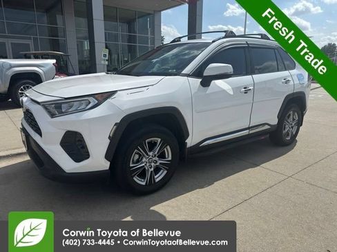 Used 2020 Toyota RAV4 XLE w/ Carpet Mat Package AWD/4WD image 9