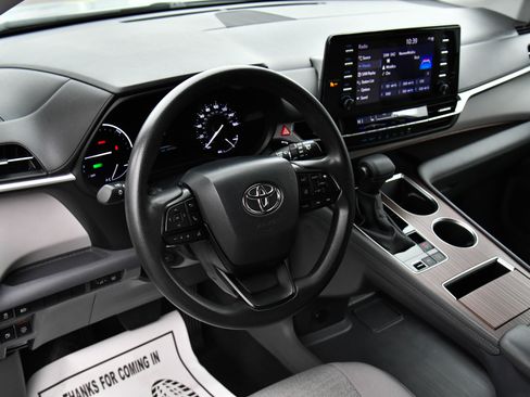 Used 2023 Toyota Sienna LE image 14