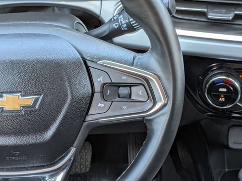 Used 2025 Chevrolet Trax LT w/ LT Convenience Package FWD image 18