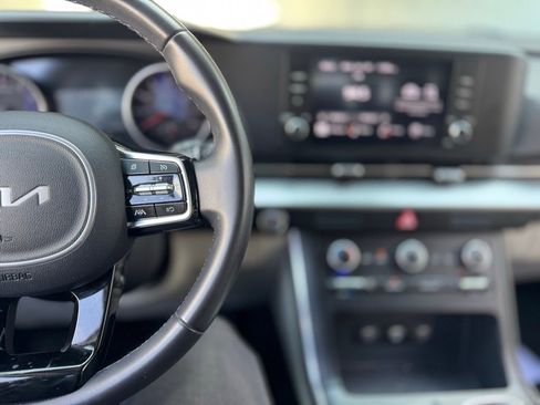 Used 2024 Kia Carnival LX image 8