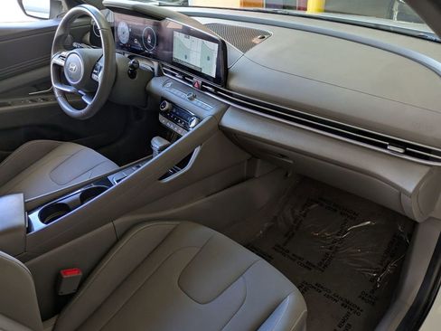 Used 2025 Hyundai Elantra SEL FWD image 29