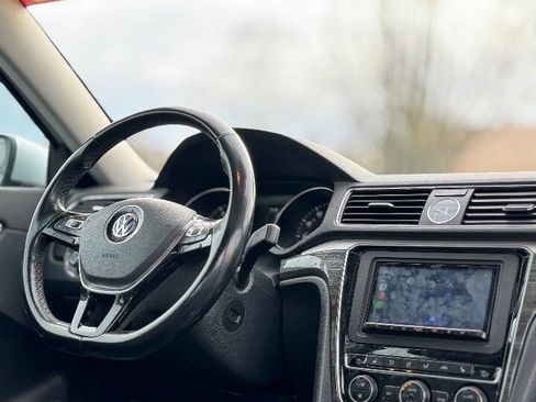 Used 2017 Volkswagen Passat 1.8T SEL Premium image 3