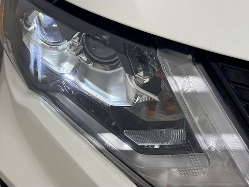 Used 2020 Nissan Rogue SL w/ Premium Package image 32