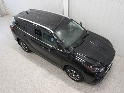 Used 2022 Toyota Highlander XLE AWD/4WD image 5