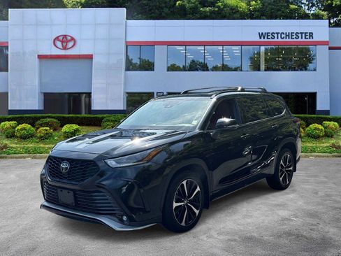 Used 2022 Toyota Highlander XSE AWD/4WD image 4