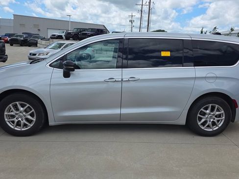 Used 2024 Chrysler Pacifica Touring-L FWD image 2