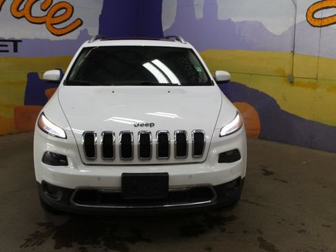 Used 2018 Jeep Cherokee Limited w/ Luxury Group AWD/4WD image 3