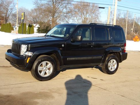 Used 2009 Jeep Liberty Sport w/ Popular Equipment Group image 2