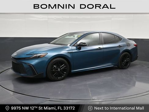 Used 2025 Toyota Camry SE w/ Convenience Package image 1