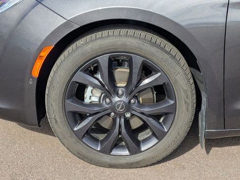 Used 2019 Chrysler Pacifica Limited w/ Advanced Safetytec Group image 15