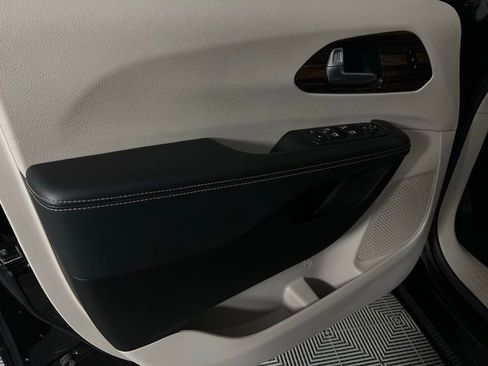 Certified 2024 Chrysler Pacifica Limited image 24