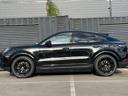 Used 2025 Porsche Cayenne image 2
