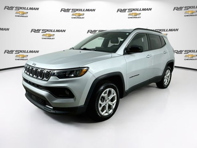 Used 2024 Jeep Compass Latitude AWD/4WD image 3