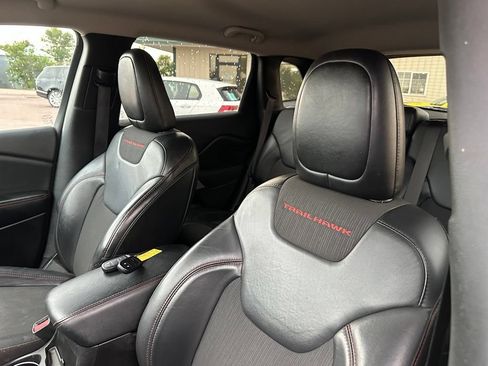 Used 2018 Jeep Cherokee Trailhawk AWD/4WD image 3