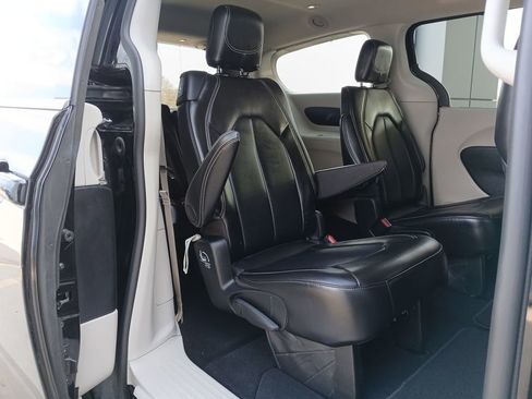 Used 2024 Chrysler Pacifica Touring-L image 28