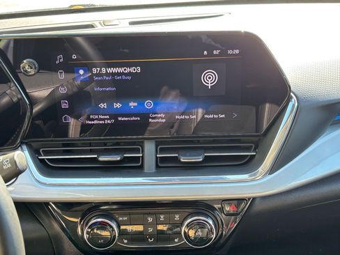 Used 2025 Chevrolet Trax LT w/ LT Convenience Package FWD image 17