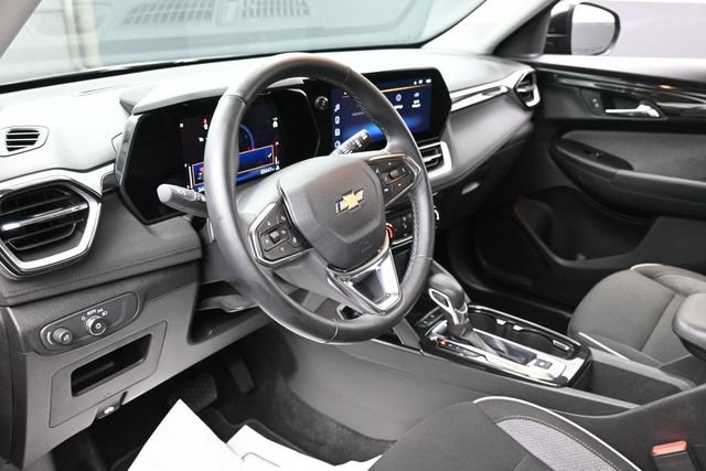 Used 2025 Chevrolet TrailBlazer LT w/ LT Cold Weather Package FWD image 14