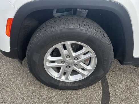 Used 2023 Jeep Grand Cherokee Laredo image 10