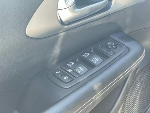 Used 2025 Chrysler Pacifica Select FWD image 11