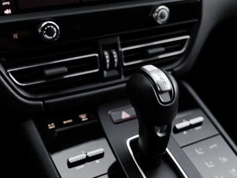 Certified 2025 Porsche Macan AWD/4WD image 22