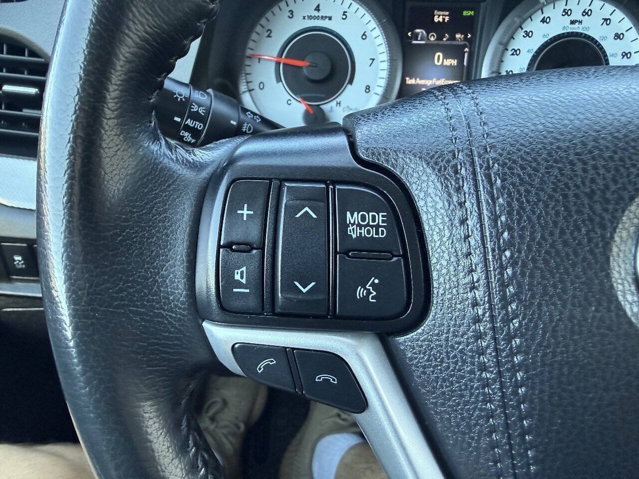 Used 2020 Toyota Sienna SE Premium w/ Nightshade Edition FWD image 26