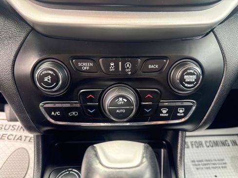 Used 2018 Jeep Cherokee Latitude Plus w/ Comfort/Convenience Group AWD/4WD image 18