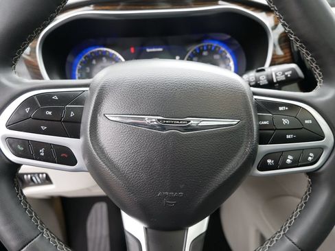Used 2023 Chrysler Pacifica Limited FWD image 17