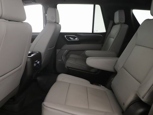 Used 2024 GMC Yukon SLT w/ SLT Luxury Package image 28