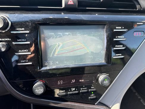 Used 2018 Toyota Camry SE w/ Moonroof Package FWD image 15