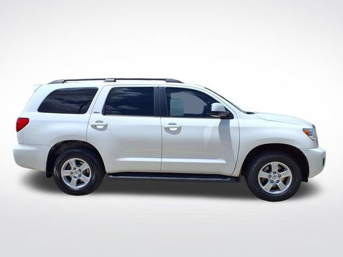 Used 2017 Toyota Sequoia SR5 RWD image 4