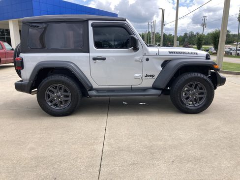 Used 2024 Jeep Wrangler Sport AWD/4WD image 9