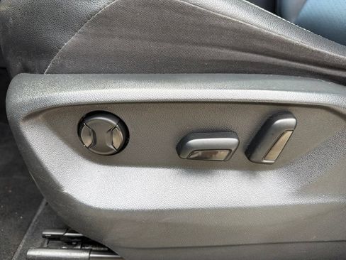 Used 2018 Volkswagen Tiguan SEL AWD/4WD image 26
