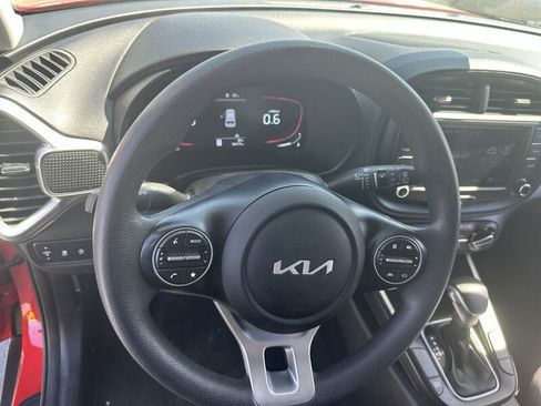 Used 2023 Kia Soul LX w/ LX Technology Package FWD image 25