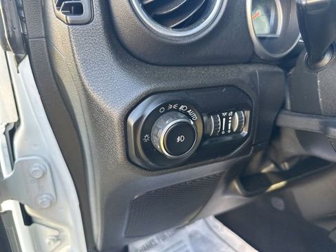 Used 2019 Jeep Wrangler Unlimited Sahara w/ Uconnect 4C Nav & Sound Group AWD/4WD image 13