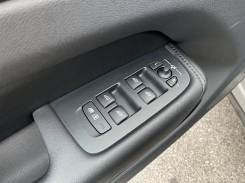 Used 2025 Volvo XC60 B5 Plus image 23