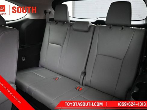 Used 2022 Toyota Highlander XLE AWD/4WD image 31