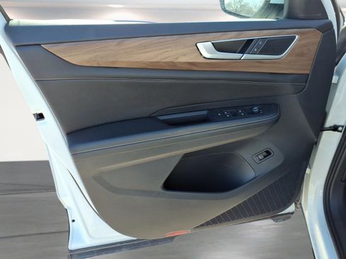 Used 2024 Volkswagen Atlas SE image 18