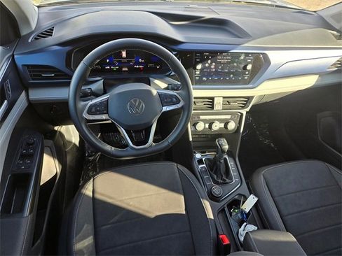 Used 2024 Volkswagen Taos SE image 9