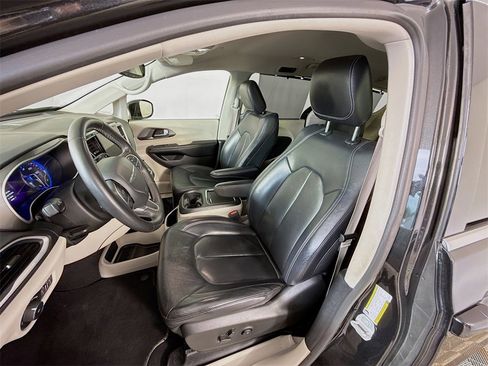Used 2022 Chrysler Pacifica Touring-L image 22