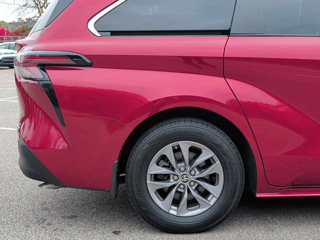 Certified 2024 Toyota Sienna LE AWD/4WD image 9