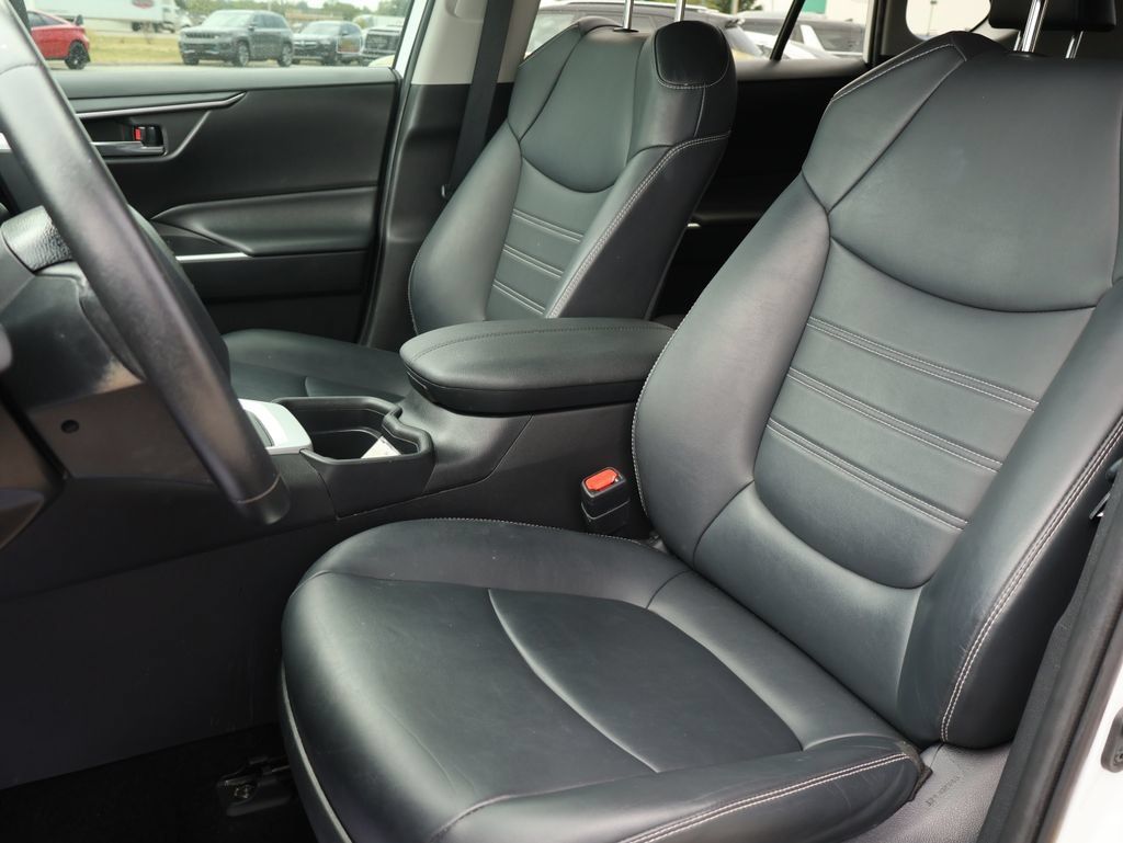 Used 2020 Toyota RAV4 XLE Premium FWD image 25