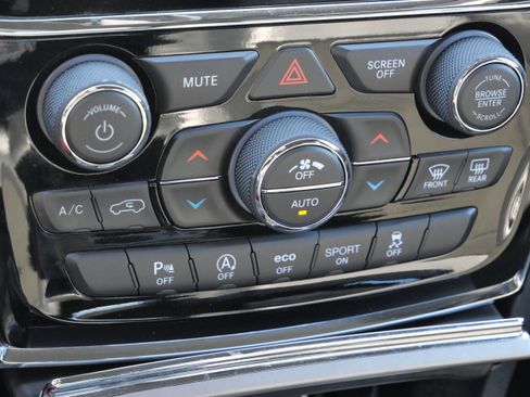 Used 2019 Jeep Grand Cherokee Altitude image 24