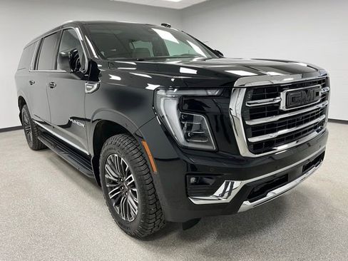 Used 2025 GMC Yukon XL Elevation w/ Elevation Premium Package AWD/4WD image 2