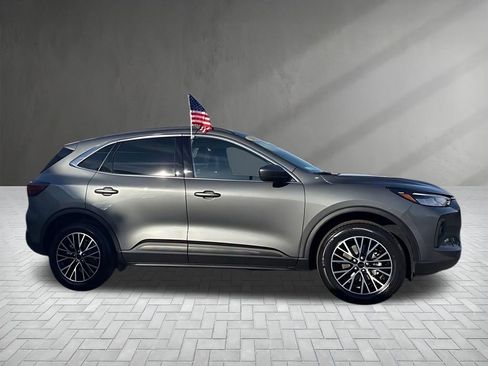 Used 2025 Ford Escape SE image 10