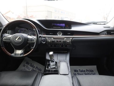 Used 2018 Lexus ES 300h w/ Navigation Package image 14