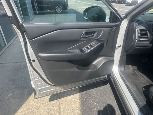 Used 2024 Nissan Rogue S AWD/4WD image 20