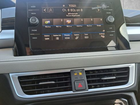 Used 2025 Volkswagen Taos SE image 9