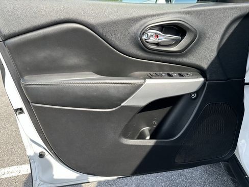 Used 2018 Jeep Cherokee Latitude Plus image 19